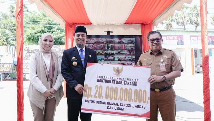 Gubernur Sulawesi Selatan (Sulsel), Andi Sudirman Sulaiman bersama Bupati Takalar Muhammad Firdaus Dg Manye.