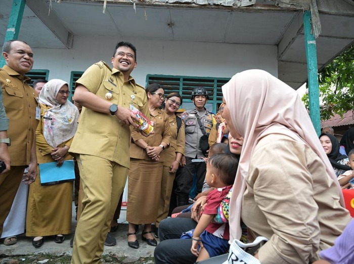 Gubernur Sumut Bobby Nasution disambut meriah oleh ribuan masyarakat Desa Pulau Kampai, Kecamatan Pangkalan Susu, Kabupaten Langkat.