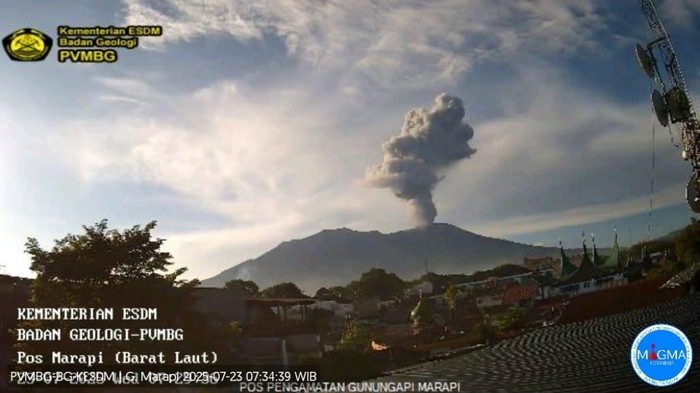 Gunung Marapi erupsi. (Foto: Istimewa)