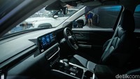 Untuk pertama kalinya dalam jajaran kendaraan Mitsubishi, Destinator menawarkan 64 pilihan warna pencahayaan ambient yang dapat diatur melalui sistem SDA. Fitur ini hanya tersedia pada varian Ultimate.