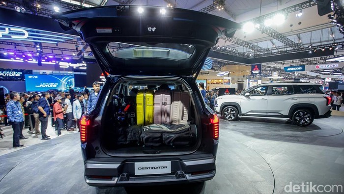 Harga Resmi Diumumkan, Mitsubishi Destinator Dijual Mulai Rp 385 Juta Harga resmi Mitsubishi Destinator akhirnya diumumkan ajang Gaikindo Indonesia International Auto Show (GIIAS) 2025, Rabu (23/7/2025). SUV keluarga premium itu dilepas dengan banderol harga mulai dari Rp 385 juta.