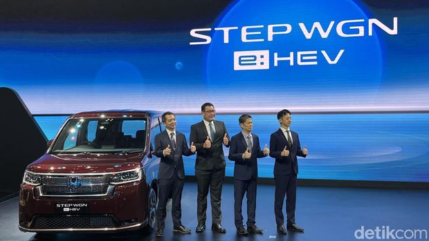 Honda StepWGN Hybrid resmi dijual di Indonesia. Dipamerkan pada ajang GIIAS 2025, MPV boxy ini dijual dengan harga di bawah Rp 650 juta.