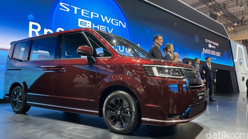 Honda StepWGN Hybrid resmi dijual di Indonesia. Dipamerkan pada ajang GIIAS 2025, MPV boxy ini dijual dengan harga di bawah Rp 650 juta.