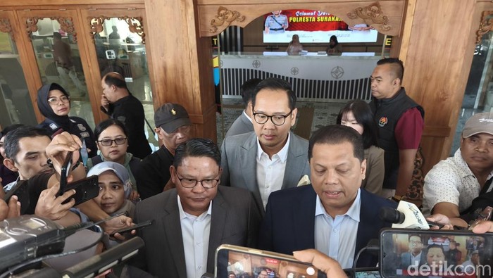 Tim kuasa hukum Jokowi, Firmanto Laksana, saat ditemui di Mapolresta Solo, Rabu (23/7/2025).