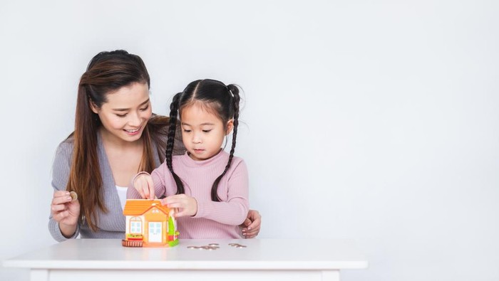 Mengajari anak-anak tentang mengelola uang sejak dini dapat mempersiapkan mereka menjadi individu yang melek finansial di masa depan.