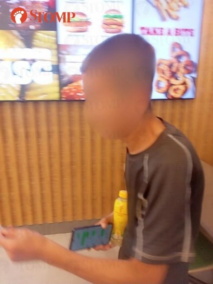 Pria Ini Diludahi Gegara Tegur Pengunjung yang Potong Antrean Demi Burger Gratis