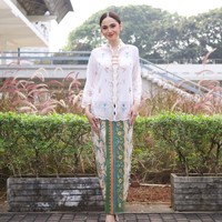 Syifa Hadju tampil anggun dengan padanan kebaya encim putih bordir bunga yang dipadukan kain Batik hijau khas Pekalongan. Cocok untuk perayaan Hari Kebaya Nasional atau momen formal di siang hari. Foto: Instagram/@syifahadju