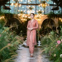 Kebaya Febby Rastanty bisa membuat kamu jadi pusat perhatian, dengan siluet panjang penuh payet berwarna blush pink yang elegan. Detail beludru dan kemilau payet membuatnya sempurna untuk acara malam hari seperti resepsi atau pesta formal.  Foto: Instagram/@febbyrastanty