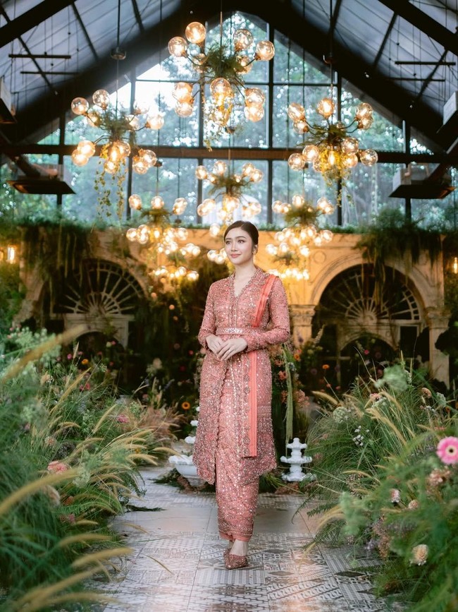 Kebaya Febby Rastanty bisa membuat kamu jadi pusat perhatian, dengan siluet panjang penuh payet berwarna blush pink yang elegan. Detail beludru dan kemilau payet membuatnya sempurna untuk acara malam hari seperti resepsi atau pesta formal.  Foto: Instagram/@febbyrastanty