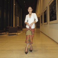 Prilly Latuconsina memadukan kebaya kutu baru putih polos yang timeless dengan kain batik motif parang warna merah dan emas. Dilengkapi aksesoris klasik seperti bros dan clutch etnik, tampilan ini memberikan kesan formal nan elegan. Foto: Instagram/@prillylatuconsina96