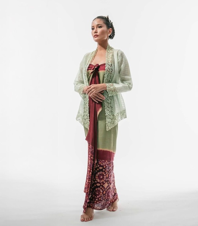 Aktris dan musisi Titi Radjo memadukan kebaya encim dengan kain Lawon dan Jumputan dari tanah Sriwijaya, Palembang Sumatera Selatan. Look ini terkesan anggun dan penuh karakter. Foto: Instagram/@titiradjopadmaja