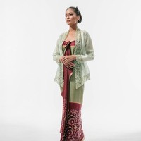 Aktris dan musisi Titi Radjo memadukan kebaya encim dengan kain Lawon dan Jumputan dari tanah Sriwijaya, Palembang Sumatera Selatan. Look ini terkesan anggun dan penuh karakter. Foto: Instagram/@titiradjopadmaja