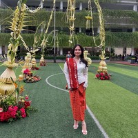 Tissa Biani tampil dengan gaya simpel namun elegan. Bintang film ‘KKN di Desa Penari’ ini menggabungkan kebaya encim putih dengan bawahan batik oranye cerah. Selendang merah berbordir bunga menjadi aksen untuk mempercantik tampilan sekaligus memberikan kesan formal yang tetap youthful. Foto: Instagram/@tissabiani