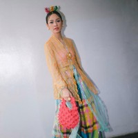 Andien selalu sukses menampilkan gaya berbeda pada busana tradisional. Kali ini, pelantun lagu ‘Gemintang’ itu memancarkan kesan ceria dengan kebaya oranye transparan berbordir yang dipadukan dengan kain tenun kotak warna-warni khas Betawi. Foto: Instagram/@andien