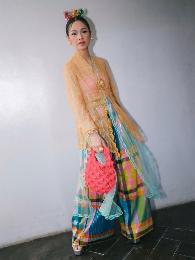 Hari Kebaya Nasional: Inspirasi Berkebaya Modern & Klasik Artis Tanah Air Hari Kebaya Nasional: Inspirasi Berkebaya Modern & Klasik Artis Tanah Air