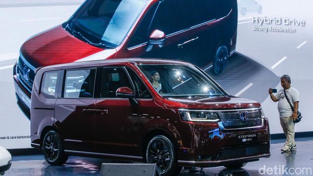 PT Honda Prospect Motor (HPM) resmi mengumumkan harga Honda StepWGN di pameran Gaikindo Indonesia International Auto Show atau GIIAS 2025. Kendaraan hybrid penantang Nissan Serena dan Toyota Voxy tersebut dibanderol tak sampai Rp 700 juta!