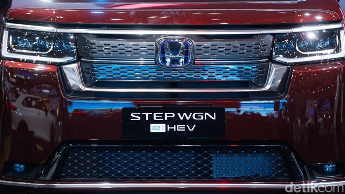 Intip Honda StepWGN Hybrid Meluncur di Indonesia PT Honda Prospect Motor (HPM) resmi mengumumkan harga Honda StepWGN di pameran Gaikindo Indonesia International Auto Show atau GIIAS 2025. Kendaraan hybrid penantang Nissan Serena dan Toyota Voxy tersebut dibanderol tak sampai Rp 700 juta!