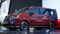 Tampak samping Honda StepWGN. Shugo Watanabe selaku Presiden Direktur PT HPM mengatakan, peluncuran Honda StepWGN di Indonesia membuktikan keseriusan pihaknya di pasar mobil hybrid di dalam negeri.