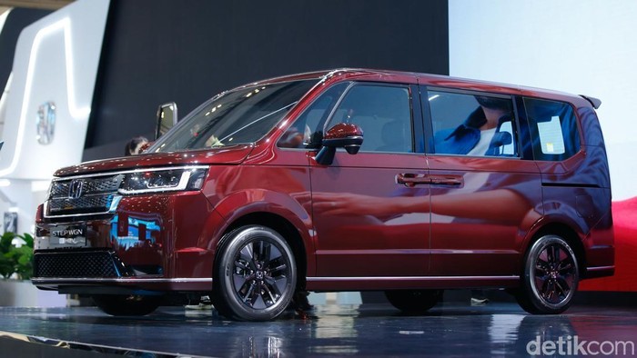 PT Honda Prospect Motor (HPM) resmi mengumumkan harga Honda StepWGN di pameran Gaikindo Indonesia International Auto Show atau GIIAS 2025. Kendaraan hybrid penantang Nissan Serena dan Toyota Voxy tersebut dibanderol tak sampai Rp 700 juta!