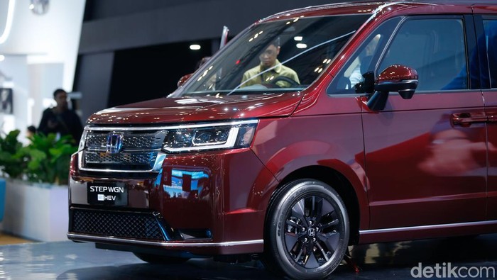 Intip Honda StepWGN Hybrid Meluncur di Indonesia PT Honda Prospect Motor (HPM) resmi mengumumkan harga Honda StepWGN di pameran Gaikindo Indonesia International Auto Show atau GIIAS 2025. Kendaraan hybrid penantang Nissan Serena dan Toyota Voxy tersebut dibanderol tak sampai Rp 700 juta!