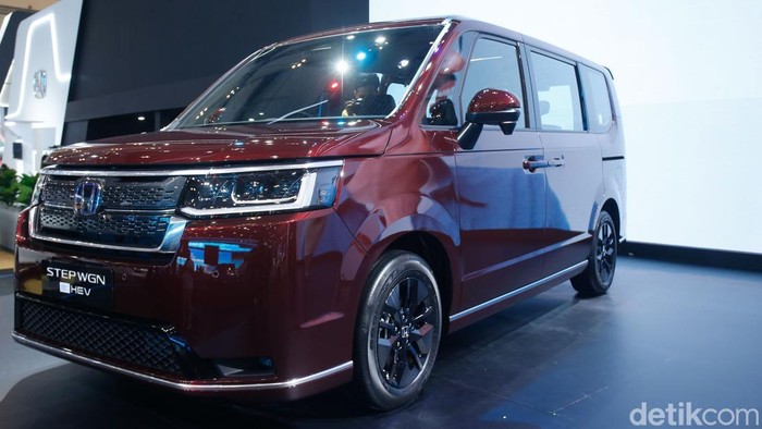 Intip Honda StepWGN Hybrid Meluncur di Indonesia PT Honda Prospect Motor (HPM) resmi mengumumkan harga Honda StepWGN di pameran Gaikindo Indonesia International Auto Show atau GIIAS 2025. Kendaraan hybrid penantang Nissan Serena dan Toyota Voxy tersebut dibanderol tak sampai Rp 700 juta!