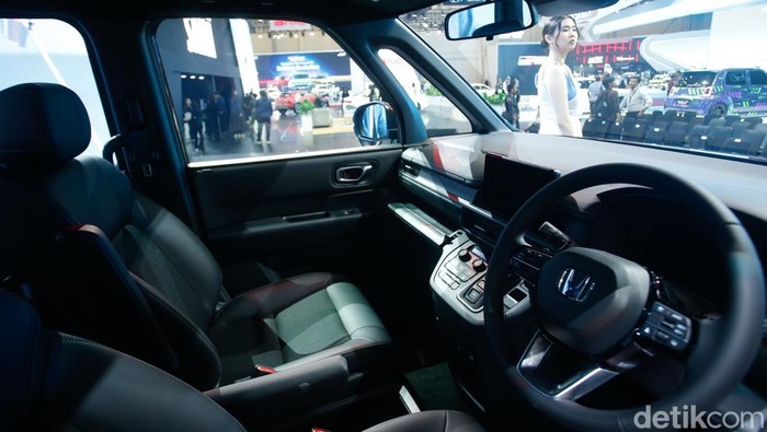 Intip Honda StepWGN Hybrid Meluncur di Indonesia PT Honda Prospect Motor (HPM) resmi mengumumkan harga Honda StepWGN di pameran Gaikindo Indonesia International Auto Show atau GIIAS 2025. Kendaraan hybrid penantang Nissan Serena dan Toyota Voxy tersebut dibanderol tak sampai Rp 700 juta!