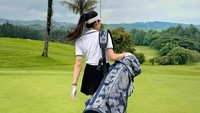Iris Wullur pun bisa mengayunkan stik golf. Kalau kamu ingat, ia pernah jadi bintang iklan Teh Pucuk Harum dan Pop Mie. (Foto: dok Instagram iriswullur_)