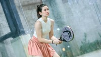 Dilihat dari Instagram, Rabu (23/7/2025), Iris Wullur lagi doyan banget main padel nih. Sekadar diketahui ia punya 522 ribu di Instagram. (Foto: dok Instagram iriswullur_)