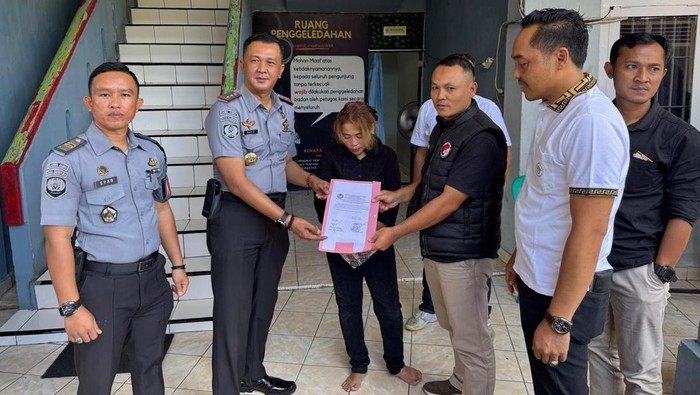 IRT saat diamankan petugas lapas karena menyelundupkan sabu dalam nasi bungkus