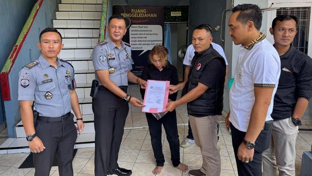 IRT saat diamankan petugas lapas karena menyelundupkan sabu dalam nasi bungkus