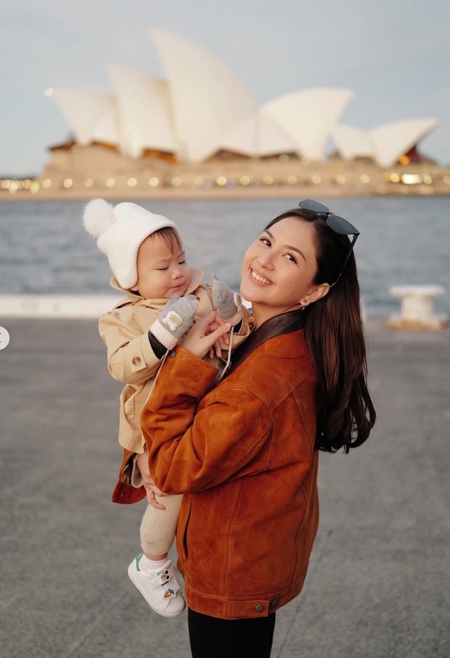Saat momong sang buah hati, Jessica mengenakan jaket cokelat berbahan suede dipadukan dengan celana hitam. Sang anak juga tampil lucu dengan jaket beige, topi rajut putih, dan sarung tangan. Foto: Instagram/@jscmila