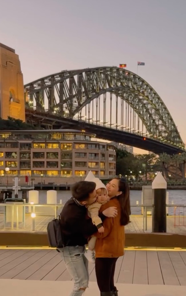 Dalam potret lainnya, keluarga kecil ini terlihat menikmati sore di bawah ikon Sydney Harbour Bridge. Sambil momong si kecil Kyarra, keluarga kecil Jessica dan Yakup tampak begitu harmonis. Foto: Instagram/@jscmila