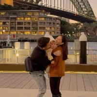 Dalam potret lainnya, keluarga kecil ini terlihat menikmati sore di bawah ikon Sydney Harbour Bridge. Sambil momong si kecil Kyarra, keluarga kecil Jessica dan Yakup tampak begitu harmonis. Foto: Instagram/@jscmila