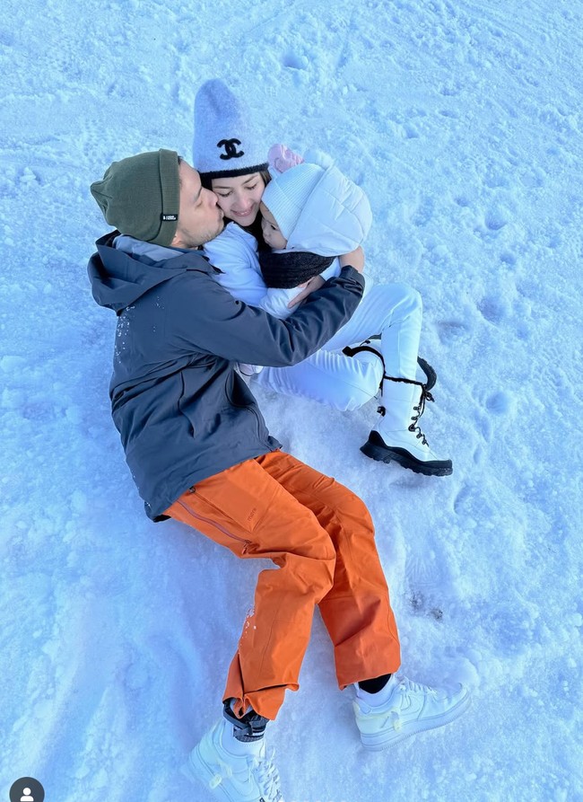 Jessica dan keluarganya juga berkunjung ke New Zealand dan bermain salju di Queenstown. Mereka terlihat berbaring di salju sambil berpelukan, menikmati udara dingin dan suasana pegunungan. Foto: Instagram/@jscmila