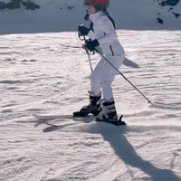 Jessica juga mencoba olahraga ski. Dalam unggahan di Instagramnya, wanita 32 tahun itu tampak mengenakan outfit serba putih dengan perlengkapan lengkap, dari helm hingga sepatu ski. Foto: Instagram/@jscmila