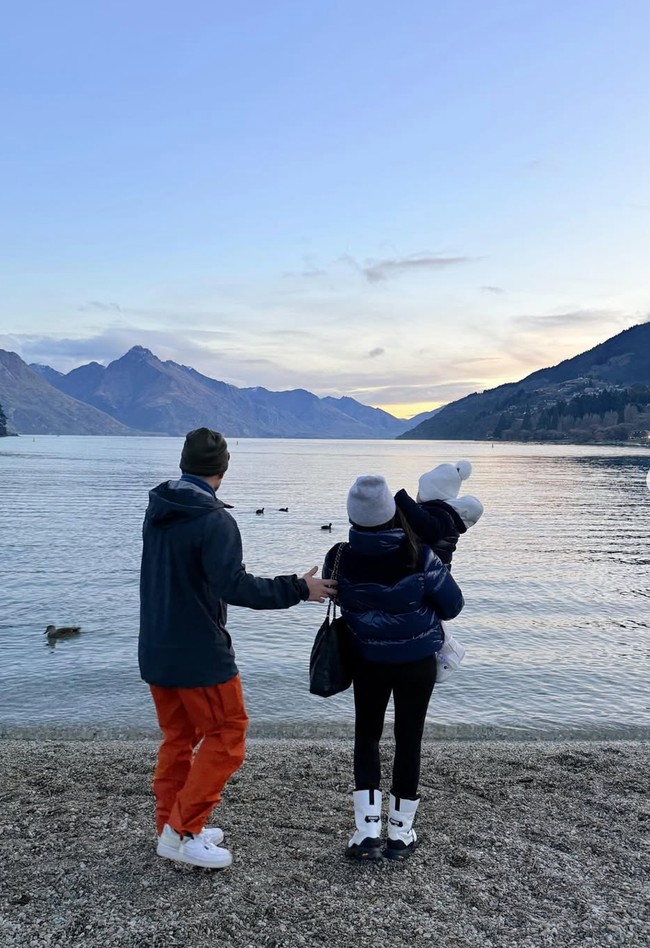 Bersama keluarga, Jessica menikmati indahnya matahari terbenam di tepi Danau Wakatipu. Ditambah pemandangan gunung dan air yang tenang, momen liburan Jessica dan keluarga jadi semakin berkesan. Foto: Instagram/@jscmila