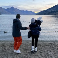 Bersama keluarga, Jessica menikmati indahnya matahari terbenam di tepi Danau Wakatipu. Ditambah pemandangan gunung dan air yang tenang, momen liburan Jessica dan keluarga jadi semakin berkesan. Foto: Instagram/@jscmila
