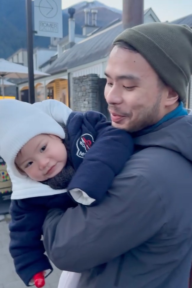 Kompak, Jessica dan Yakup juga terlihat saling bergantian momong putri mereka, Kyarra saat liburan. Saat ini Kyarra sendiri diketahui telah berusia 1 tahun 4 bulan. Foto: Instagram/@jscmila