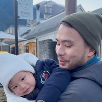Kompak, Jessica dan Yakup juga terlihat saling bergantian momong putri mereka, Kyarra saat liburan. Saat ini Kyarra sendiri diketahui telah berusia 1 tahun 4 bulan. Foto: Instagram/@jscmila