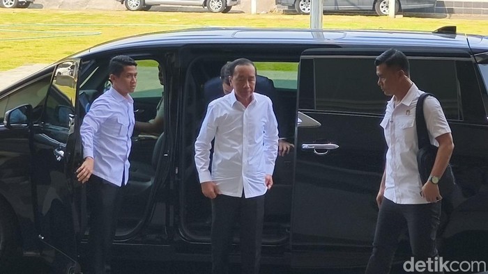Presiden Ke-7 RI, Joko Widodo (Jokowi) ketika tiba di Mapolresta Solo, Rabu (23/7/2025). Jokowi menghadiri pemeriksaan mengenai laporannya terkait tudingan ijazah palsu.