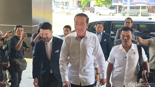 Presiden Ke-7 RI, Joko Widodo (Jokowi) ketika tiba di Mapolresta Solo, Rabu (23/7/2025). Jokowi menghadiri pemeriksaan mengenai laporannya terkait tudingan ijazah palsu.