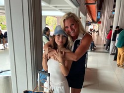 7 Foto Ibu Justin Hubner dengan Jennifer Coppen & Kamari, Akrab Banget!