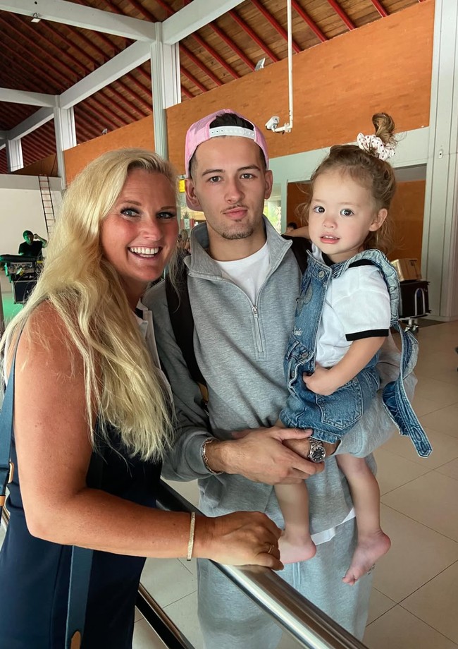 Justin Hubner sendiri diketahui memang dekat dengan Kamari. Keduanya bahkan disebut bak ayah-anak. Pose bertiga bersama sang bunda, Justin, Kamari, dan Brigitte bak keluarga 3 generasi. Foto: Instagram/@brigittehubner25