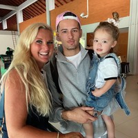 Justin Hubner sendiri diketahui memang dekat dengan Kamari. Keduanya bahkan disebut bak ayah-anak. Pose bertiga bersama sang bunda, Justin, Kamari, dan Brigitte bak keluarga 3 generasi. Foto: Instagram/@brigittehubner25