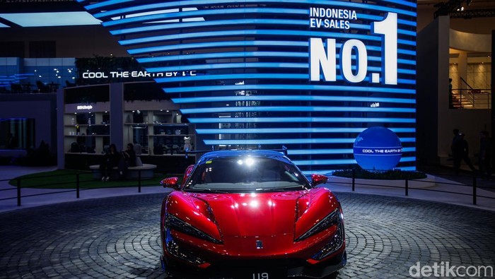 Pengunjung melihat aksi mobil YangWang U9 saat menampilkan aksinya di GIIAS, ICE BSD, Tangerang, Rabu (23/7/2025).