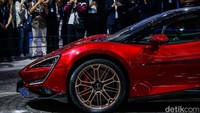 Yangwang U9 menggunakan platform e4 dengan sistem suspensi Disus X dari BYD. Berkat platform dan suspensi itu, mobil ini bisa melaju secara unik dengan tiga roda, melompat bahkan menari.  