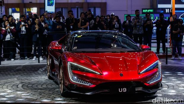 Pengunjung melihat aksi mobil YangWang U9 saat menampilkan aksinya di GIIAS, ICE BSD, Tangerang, Rabu (23/7/2025).