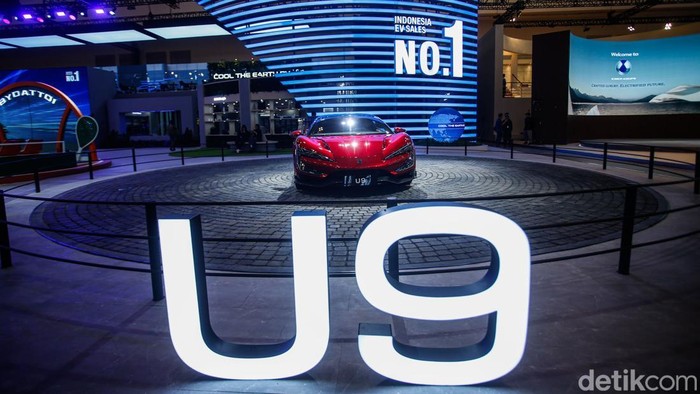 Pengunjung melihat aksi mobil YangWang U9 saat menampilkan aksinya di GIIAS, ICE BSD, Tangerang, Rabu (23/7/2025).