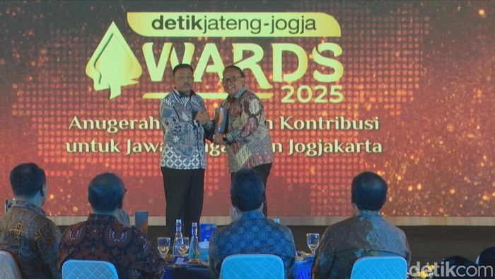 Direktur Transmedia Latif Harnoko  menyerahkan penghargaan kepada Kakorlantas Irjen Pol Agus Suryonugroho.