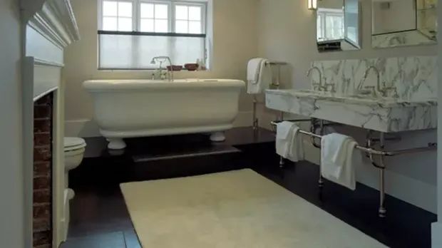 Lantai kamar mandi dari material kayu